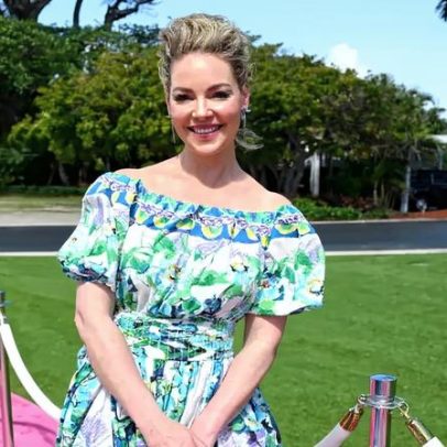Katherine Heigl volta ao red carpet após dois anos, em evento de resgate de cães
