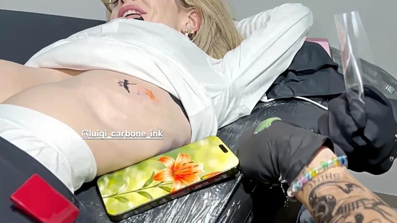 Kelly Osbourne ganha nova tatuagem colorida em sua coleção