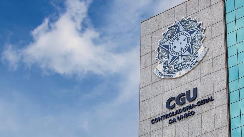 Ministério da Agricultura revisa licitação de escavadeiras e tratores após CGU