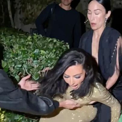 Kim Kardashian tropeça em salto de 20 cm ao entrar na Vanity Fair Oscars Party 2026