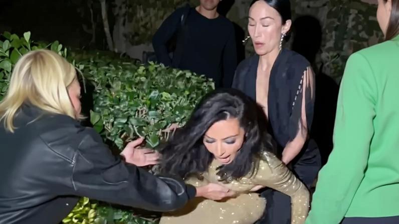 Kim Kardashian tropeça em salto de 20 cm ao entrar na Vanity Fair Oscars Party 2026