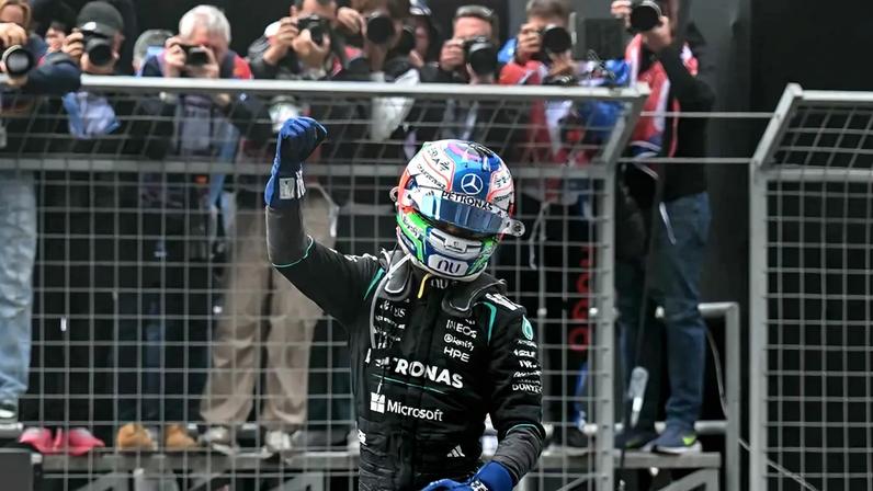 Kimi Antonelli comemora vitória no GP da China na F1 2026 (Foto: HECTOR RETAMAL / AFP)