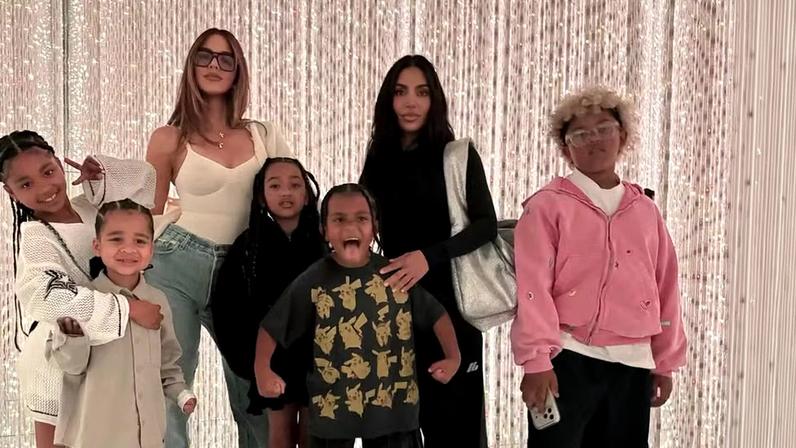 Kim Kardashian e Khloé Kardashian visitam Japão com os filhos