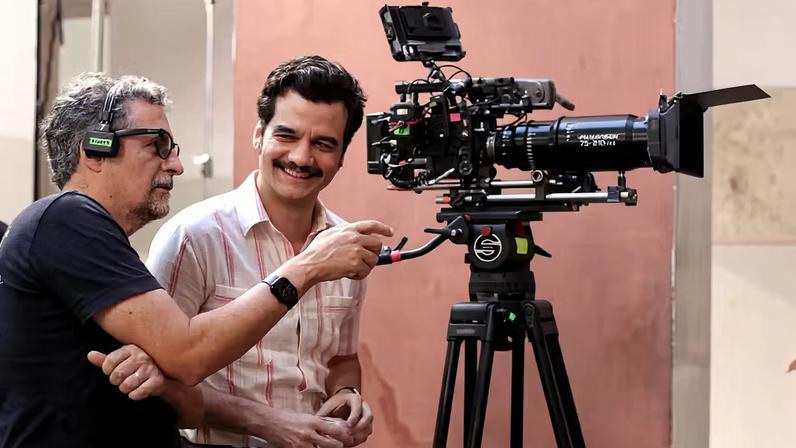 Kleber Mendonça Filho e Wagner Moura nos bastidores de 'O Agente Secreto' — Foto: Divulgação/Laura Castor