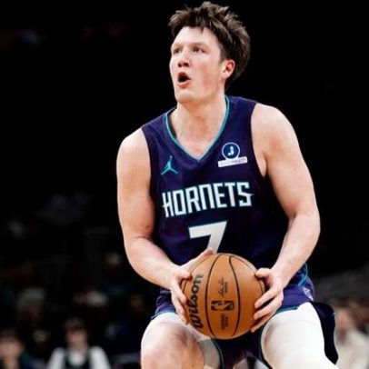 Kon Knueppel volta a registrar números próximos aos de Stephen Curry