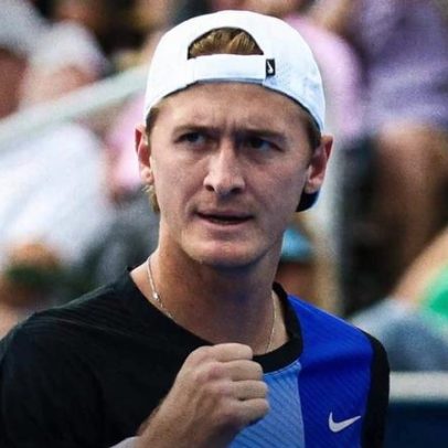 Korda vence sexta consecutiva e encara De Minaur na segunda rodada