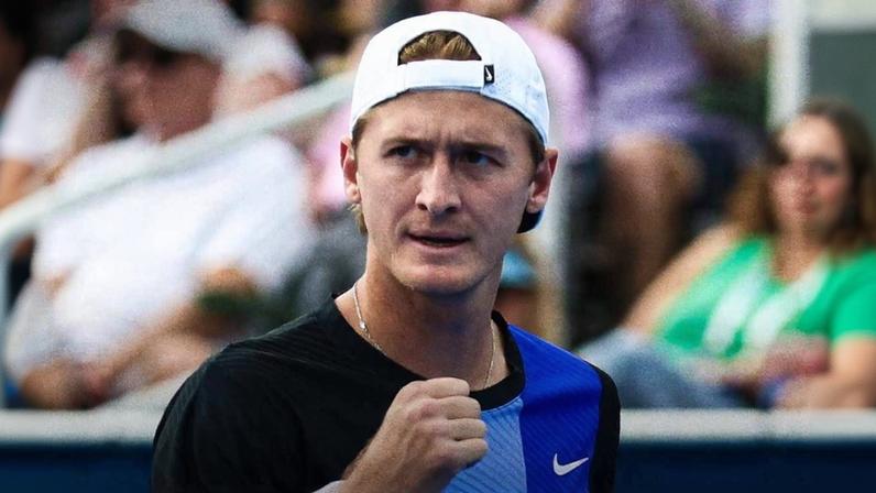 Korda vence sexta consecutiva e encara De Minaur na segunda rodada