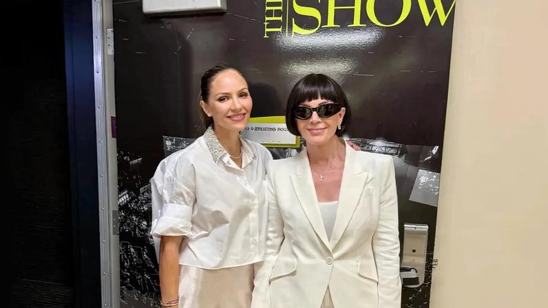 Kris Jenner combina corte bob com terno poderoso