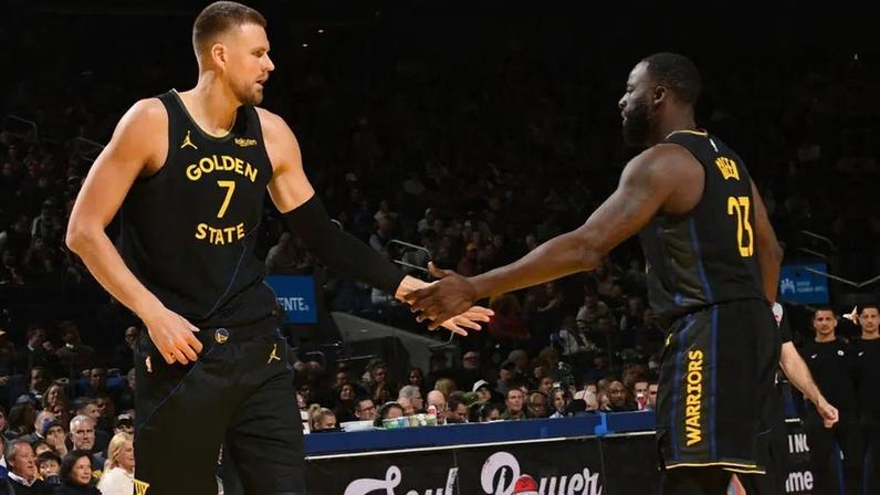Kristaps Porzingis e Draymond Green, do Golden State Warrios, contra o Boston Celtics na NBA (Foto: Noah Graham/NBAE via Getty Images/AFP)