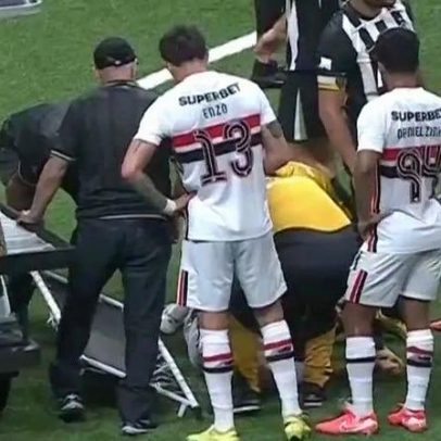 Lucas Moura deixa jogo entre Atlético-MG e São Paulo de maca e é hospitalizado