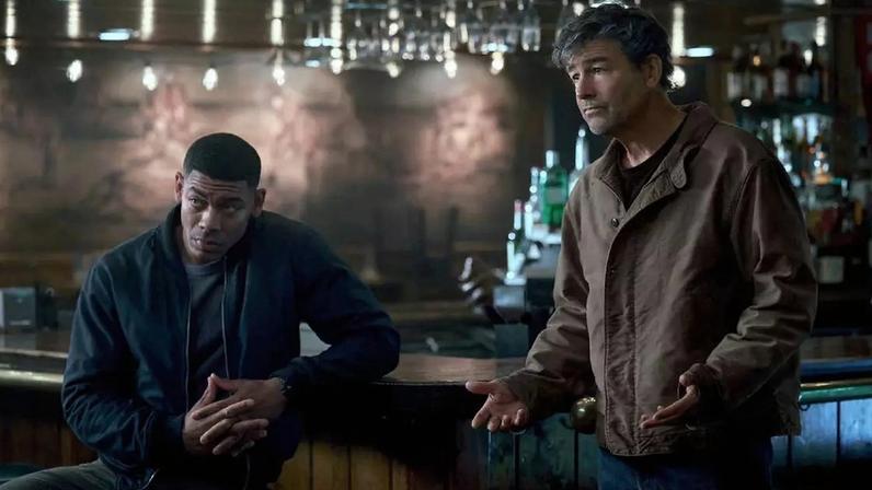 Foto de Hal Jordan e John Stewart na série Lanternas