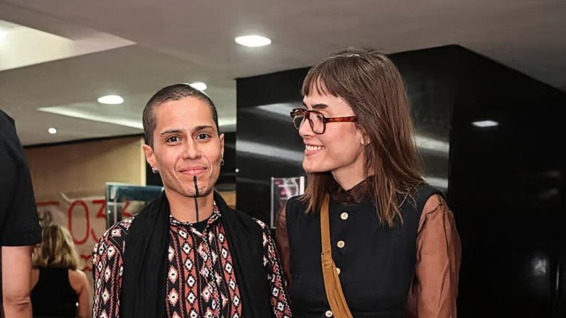 Maria Casadevall e Larissa Mares prestigiam peça em São Paulo