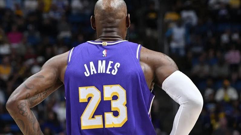 LeBron James é o jogador com mais partidas na história da NBA