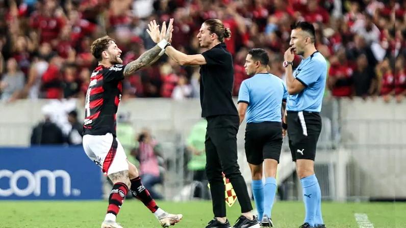Léo Pereira ao lado de Filipe Luís (Foto: Divulgação/Flamengo)