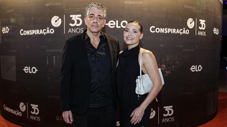 Letícia Colin e Michel Melamed posam em clima de romance no cinema do Rio