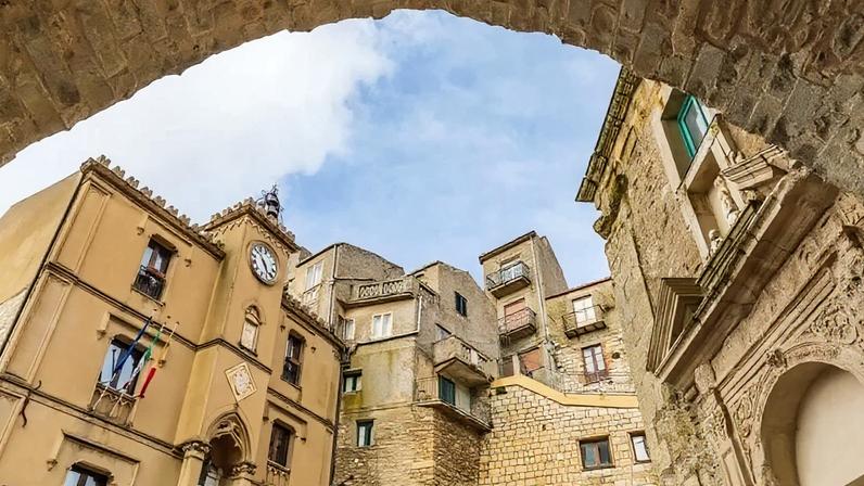 Casas de 1 euro na Itália ainda existem: como comprar em 2026