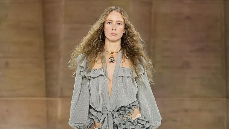 Quem aterrissar na Chloé vai encontrar looks inspirados em trajes tradicionais e manufatura folk