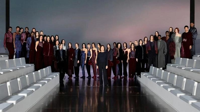 Desfile da Giorgio Armani aconteceu neste domingo (01) em Milão