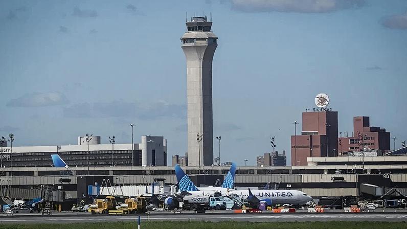 Aeroportos de NY têm mais de 100 voos atrasados após acidente em LaGuardia