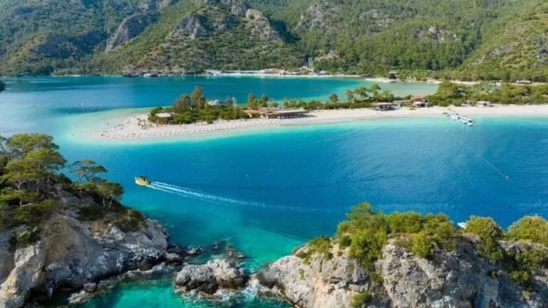 Vista da Praia de Ölüdeniz, em Fethiye, Muğla, ótimo destino para nadar