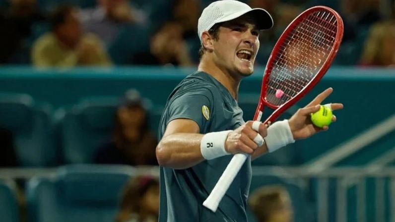 Alcaraz vence Fonseca por 6-4, 6-4 e avança em Miami
