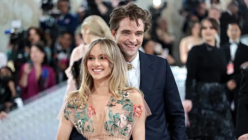Robert Pattinson alimenta rumores de casamento com Suki Waterhouse após comentário