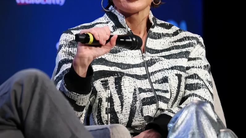 Lisa Rinna (pictured above speaking on stage at her “You Better Believe I’m Gonna Talk About It” event on Feb. 26) named Dionne Warwick as a “nasty piece of work” in her memoir, “You Better Believe I’m Gonna Talk About It.”