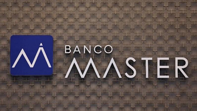 Logotipo do Banco Master em prédio de São Paulo