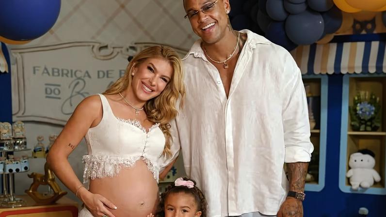 Lore Improta e Léo Santana posam com Liz no chá de bebê do segundo filho