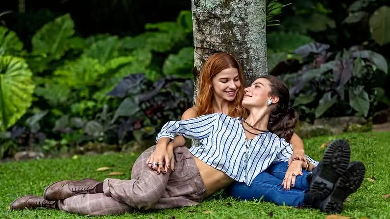 Juquinha (Gabriela Medvedovski) e Lorena (Alanis Guillen) ganham spin-off de 'Três Graças' com a novela vertical 'Loquinha' — Foto: Beatriz Damy