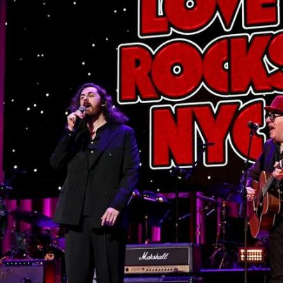 Mavis Staples, Hozier, Elvis Costello e Warren Haynes interpretam The Weight