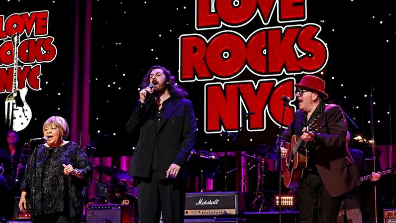 Mavis Staples, Hozier, Elvis Costello e Warren Haynes interpretam The Weight