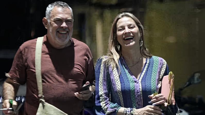 Luana Piovani curte barzinho após climão com Pedro Scooby