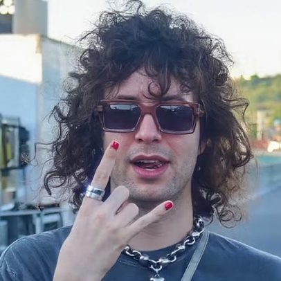 Lucas Jagger vai ao Lollapalooza com camiseta de referências a Stones e Swift