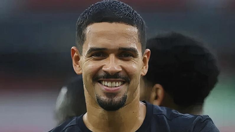 Lucas Veríssimo comemorando gol pelo Al-Duhail.