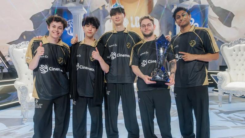 Imagem do time da Lyon segurando o troféu da LCS Lock In 2026 no palco da competição