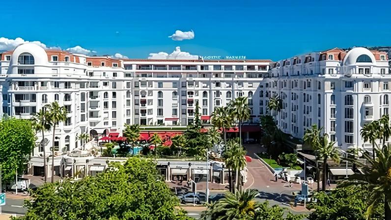 Fachada do hotel Barrière Le Majestic, em Cannes