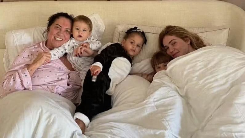 Virginia Fonseca com a mãe, Margareth Serrão, e seus três filhos