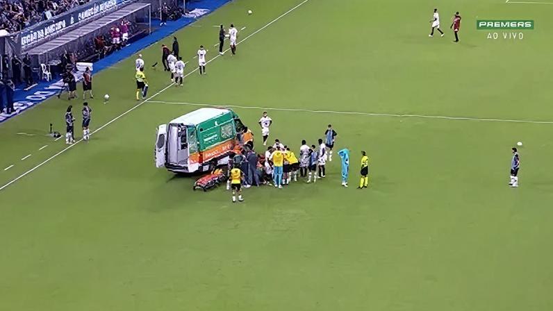 Marlon foi retirado do gramado de ambulância