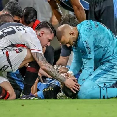Jogador do Grêmio sofre lesão grave e deixa o campo de ambulância