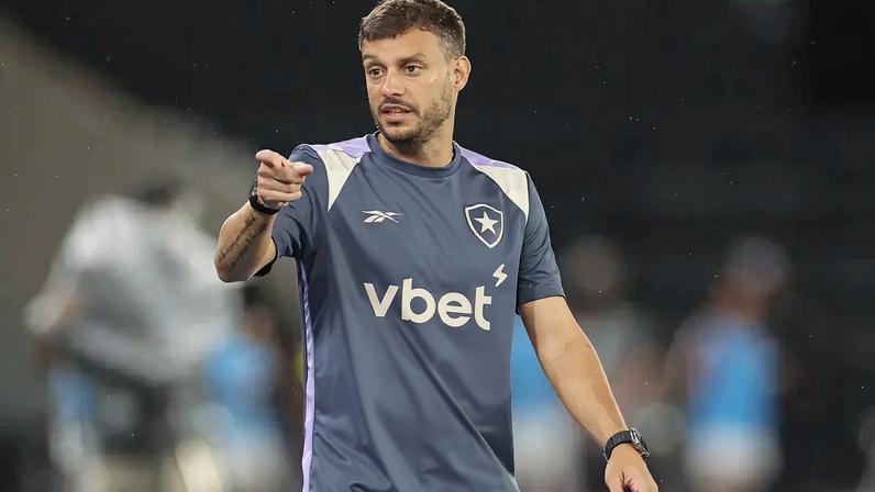 Martín Anselmi, treinador do Botafogo, instruindo seus jogadores (Foto: Vyctor Santos/Pera Photo Press/Gazeta Press)