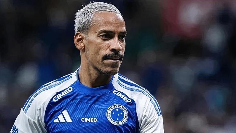 Matheus Pereira, do Cruzeiro, celebrando seu gol diante do Botafogo, em partida válida pela 37ª rodada do Brasileirão