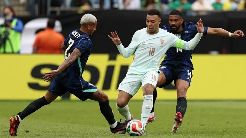 Nenhum lateral despontou pela Seleção Brasileira neste ciclo de Copa