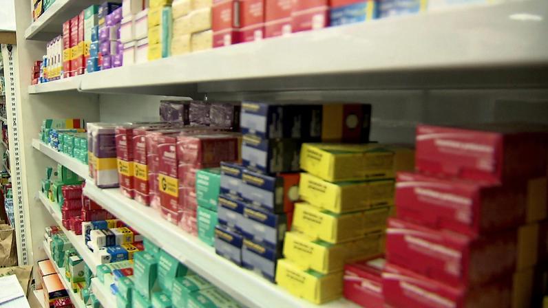 Medicamentos enfileirados em prateleira de farmácia — Foto: Reprodução/TV Globo