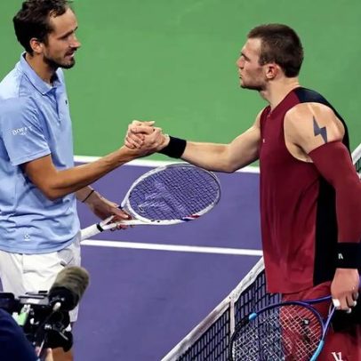 Medvedev avança às semis de Indian Wells após ponto polêmico, recebe vaias