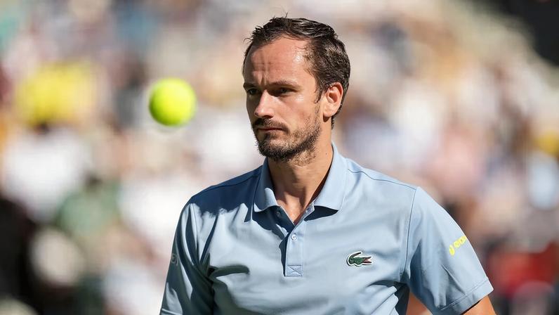 Medvedev volta ao top 10 da ATP e é o 3º da temporada