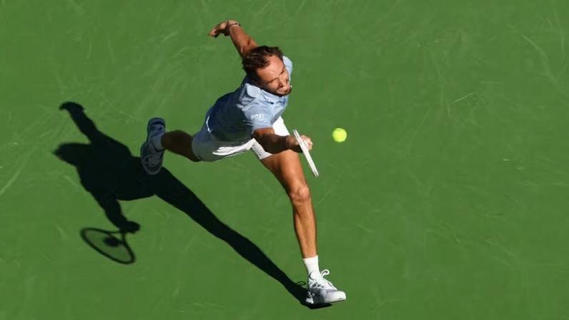 Tarpischev afirma que Medvedev está de volta