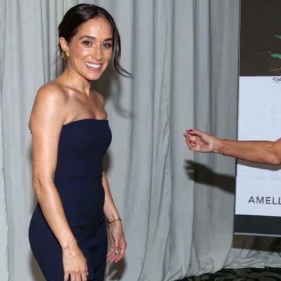 Meghan Markle opta por visual strapless com Ralph Lauren em evento beneficente