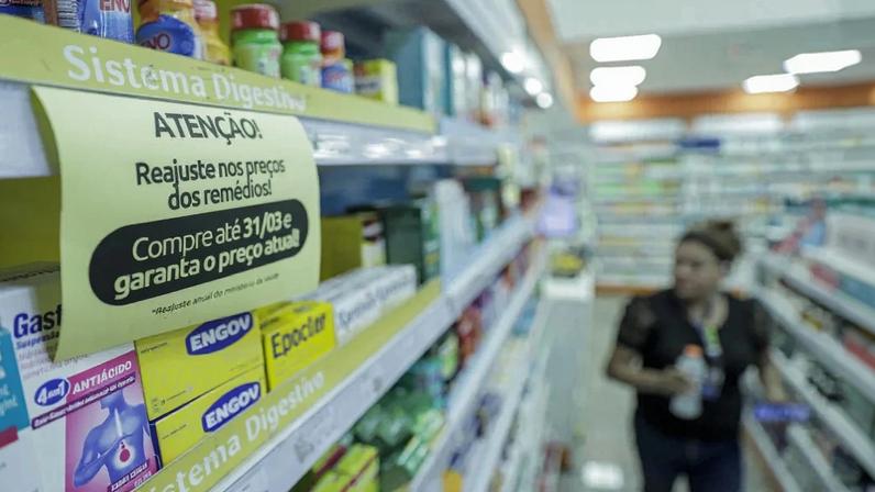 Remédios em uma prateleira. Foto: Joédson Alves/Agência Brasil