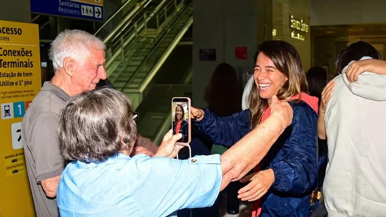 Miá Mello volta ao Brasil após retenção no Catar por conflito no Oriente Médio